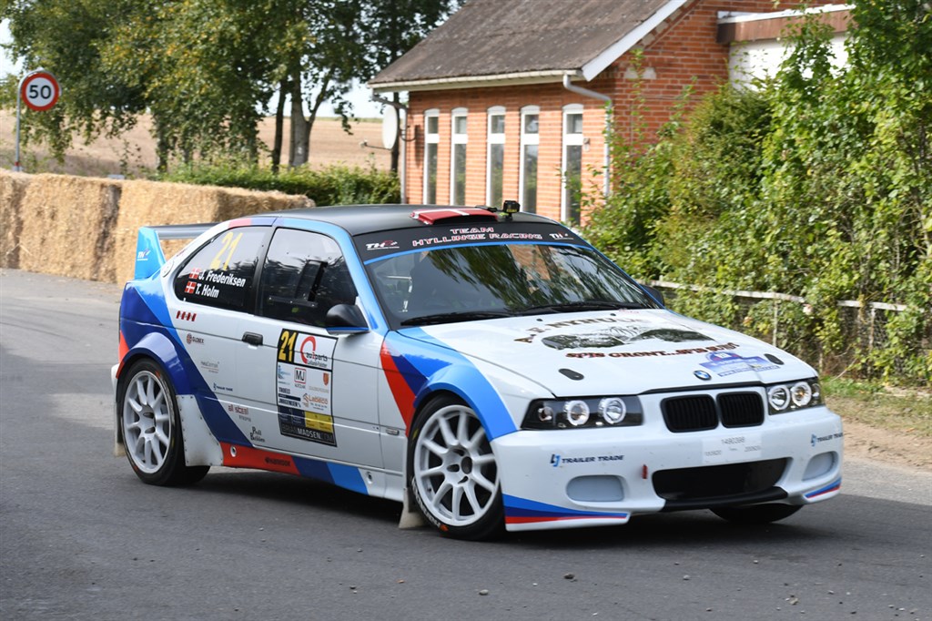 Team Hyllinge Racings John Frederiksen og Thomas Holm Hansen ruller i mål som feltets niendehurtigste og som næsthurtigste i deres klasse efter Kim Boisen og Louise Christiansen i en BMW M1.